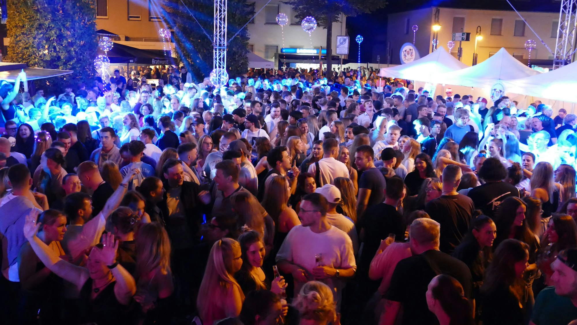 Die Tanzfläche auf dem Hennefer Stadtfest im vergangenen Jahr.