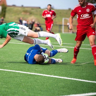 Das Bild zeigt Robin Metternich, wie er in höchster Not rettet.