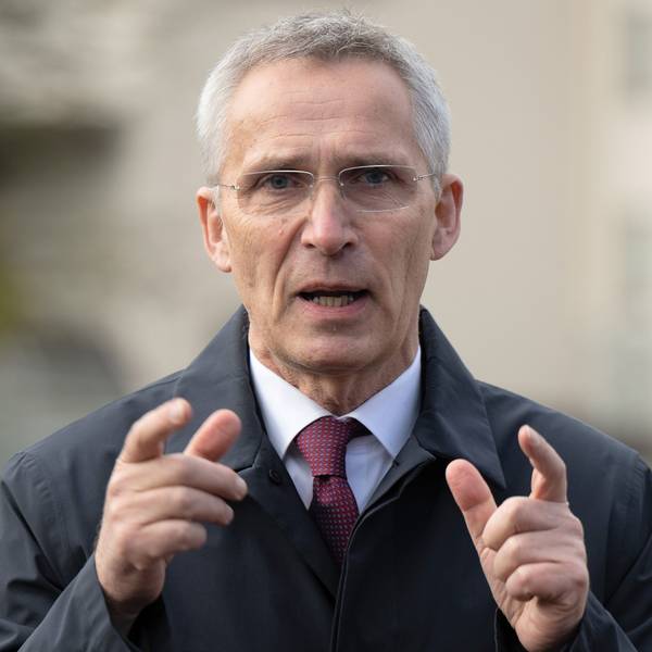 ARCHIV - 21.04.2023, Rheinland-Pfalz, Ramstein-Miesenbach: Jens Stoltenberg, NATO-Generalsekretär, spricht vor einem Treffen der US-geführten Ukraine-Kontaktgruppe auf der US-Airbase Ramstein. Stoltenberg hat den Druck auf Deutschland verstärkt, seine Verteidigungsausgaben zu erhöhen. Stoltenberg erinnerte an den Beschluss des Nato-Gipfels in Vilnius, wonach zwei Prozent des Bruttoinlandsprodukts für die Militärausgaben «das Minimum» seien. Foto: Sebastian Gollnow/dpa +++ dpa-Bildfunk +++