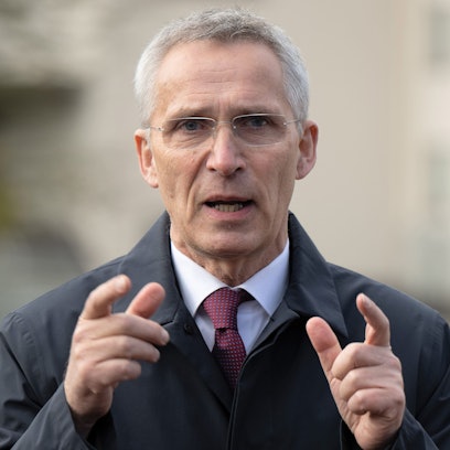 ARCHIV - 21.04.2023, Rheinland-Pfalz, Ramstein-Miesenbach: Jens Stoltenberg, NATO-Generalsekretär, spricht vor einem Treffen der US-geführten Ukraine-Kontaktgruppe auf der US-Airbase Ramstein. Stoltenberg hat den Druck auf Deutschland verstärkt, seine Verteidigungsausgaben zu erhöhen. Stoltenberg erinnerte an den Beschluss des Nato-Gipfels in Vilnius, wonach zwei Prozent des Bruttoinlandsprodukts für die Militärausgaben «das Minimum» seien. Foto: Sebastian Gollnow/dpa +++ dpa-Bildfunk +++