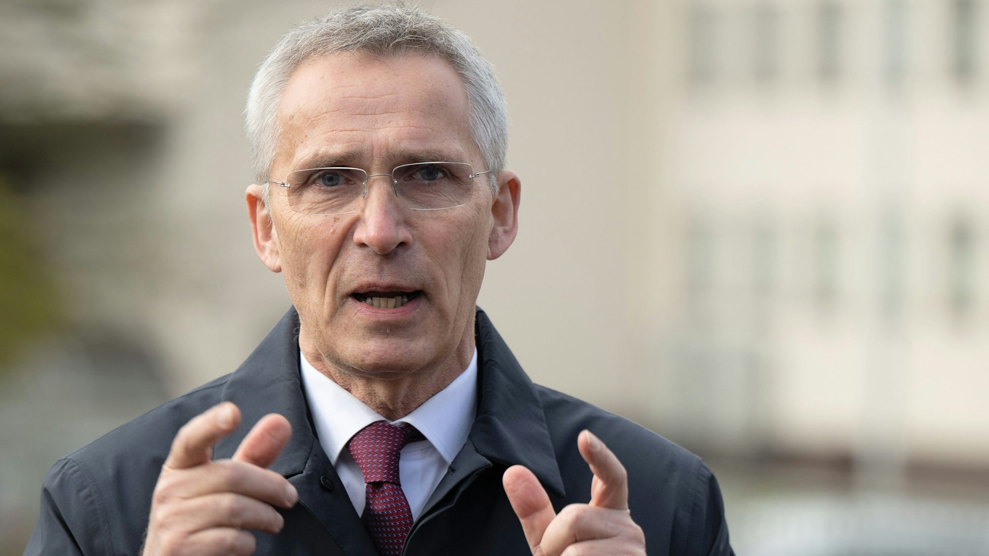 ARCHIV - 21.04.2023, Rheinland-Pfalz, Ramstein-Miesenbach: Jens Stoltenberg, NATO-Generalsekretär, spricht vor einem Treffen der US-geführten Ukraine-Kontaktgruppe auf der US-Airbase Ramstein. Stoltenberg hat den Druck auf Deutschland verstärkt, seine Verteidigungsausgaben zu erhöhen. Stoltenberg erinnerte an den Beschluss des Nato-Gipfels in Vilnius, wonach zwei Prozent des Bruttoinlandsprodukts für die Militärausgaben «das Minimum» seien. Foto: Sebastian Gollnow/dpa +++ dpa-Bildfunk +++