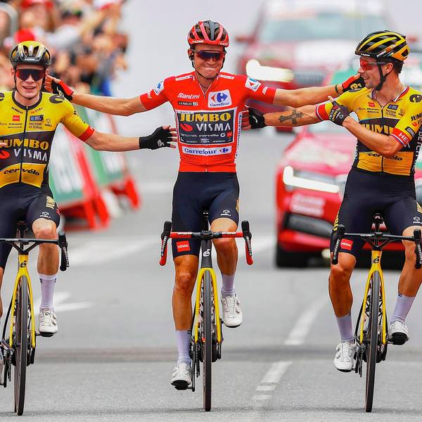 Jonas Vingegaard (links) und Primoz Roglic (rechts) nehmen den Vuelta-Sieger Sepp Kuss in ihre Mitte. Alle drei Profis fahren für Jumbo-Visma.
