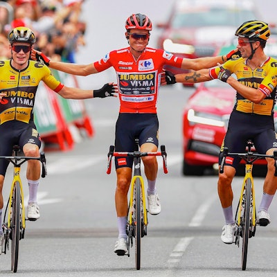 Jonas Vingegaard (links) und Primoz Roglic (rechts) nehmen den Vuelta-Sieger Sepp Kuss in ihre Mitte. Alle drei Profis fahren für Jumbo-Visma.