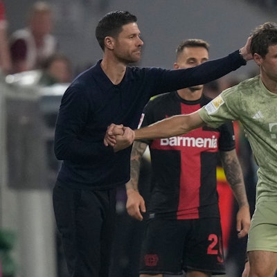 Xabi Alonso und Thomas Müller beim Spiel am Freitag.