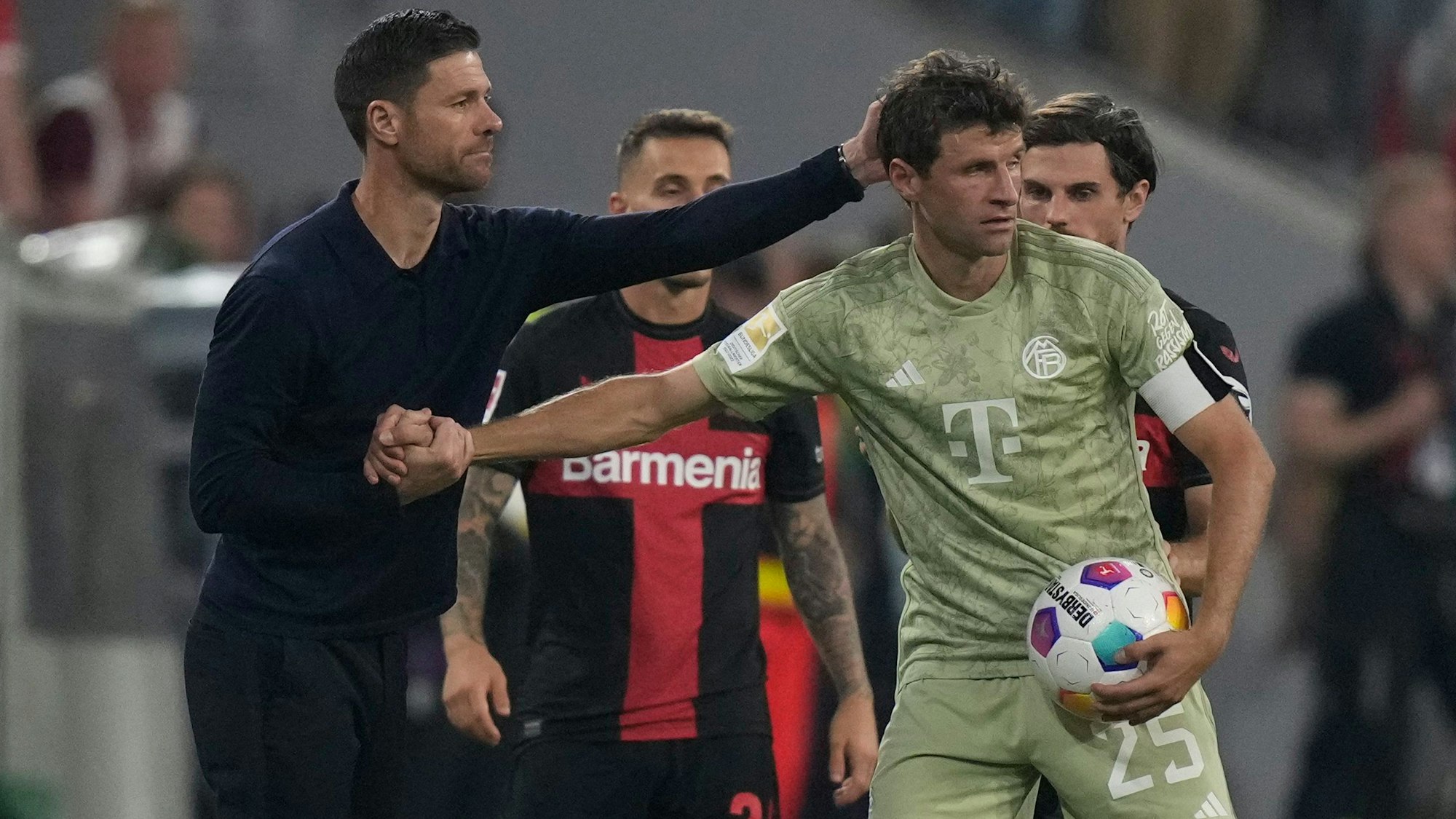 Xabi Alonso und Thomas Müller beim Spiel am Freitag.