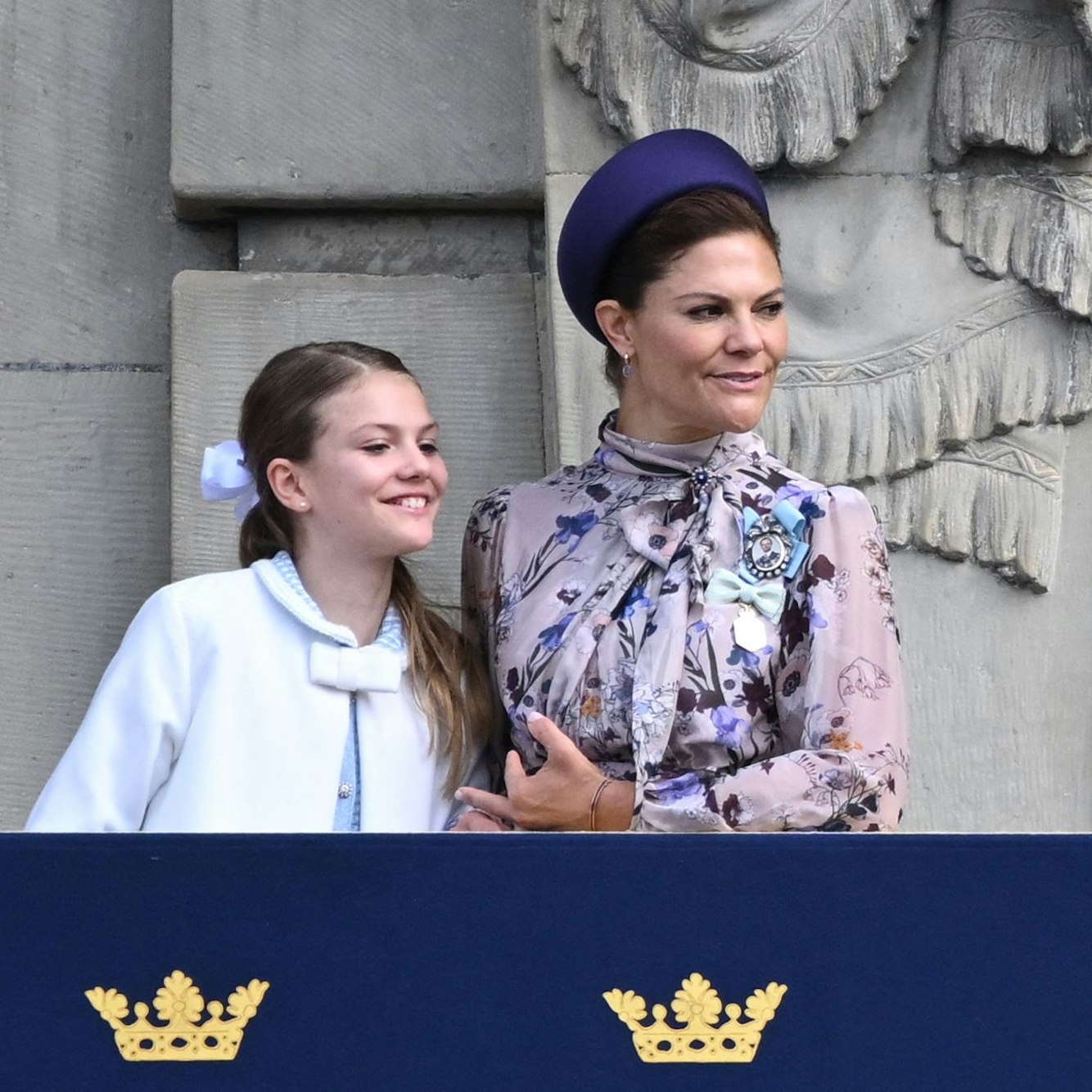 Kronprinzessin Victoria neben ihrer Tochter Prinzessin Estelle auf dem Palast-Balkon.