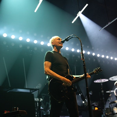 Farin Urlaub steht auf der Bühne und singt.