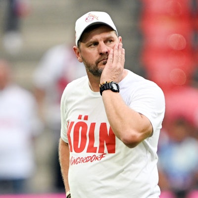 16.09.2023, Nordrhein-Westfalen, Köln: Fußball: Bundesliga, 1. FC Köln - TSG 1899 Hoffenheim, 4. Spieltag, im RheinEnergieStadion. Kölns Trainer Steffen Baumgart nach dem Spiel auf dem Platz. Foto: Federico Gambarini/dpa - WICHTIGER HINWEIS: Gemäß den Vorgaben der DFL Deutsche Fußball Liga bzw. des DFB Deutscher Fußball-Bund ist es untersagt, in dem Stadion und/oder vom Spiel angefertigte Fotoaufnahmen in Form von Sequenzbildern und/oder videoähnlichen Fotostrecken zu verwerten bzw. verwerten zu lassen. +++ dpa-Bildfunk +++