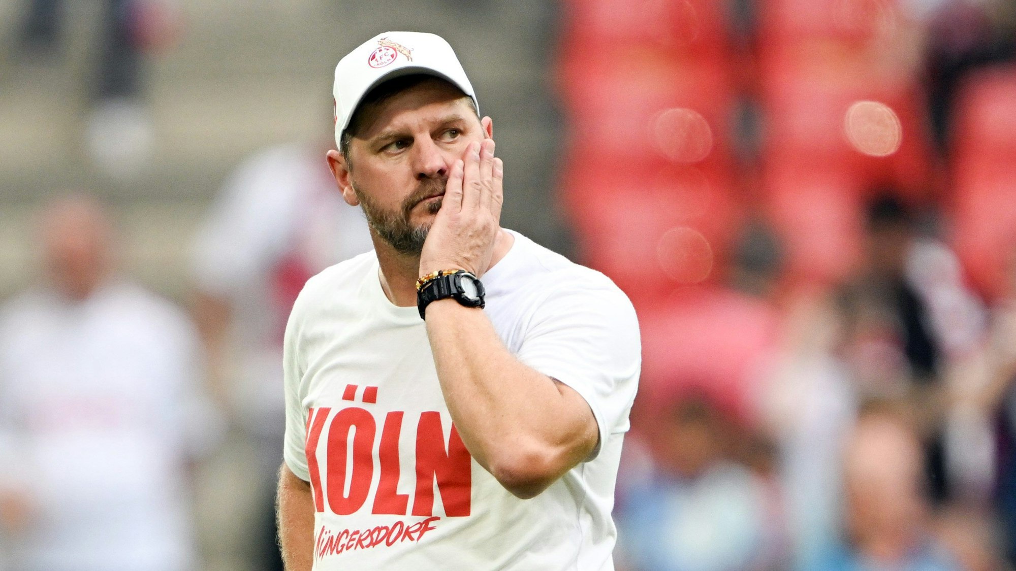16.09.2023, Nordrhein-Westfalen, Köln: Fußball: Bundesliga, 1. FC Köln - TSG 1899 Hoffenheim, 4. Spieltag, im RheinEnergieStadion. Kölns Trainer Steffen Baumgart nach dem Spiel auf dem Platz. Foto: Federico Gambarini/dpa - WICHTIGER HINWEIS: Gemäß den Vorgaben der DFL Deutsche Fußball Liga bzw. des DFB Deutscher Fußball-Bund ist es untersagt, in dem Stadion und/oder vom Spiel angefertigte Fotoaufnahmen in Form von Sequenzbildern und/oder videoähnlichen Fotostrecken zu verwerten bzw. verwerten zu lassen. +++ dpa-Bildfunk +++