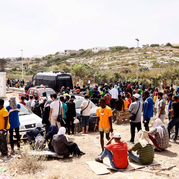 Geflüchtete vor einer Aufnahmestation auf Lampedusa, der italienischen Insel.