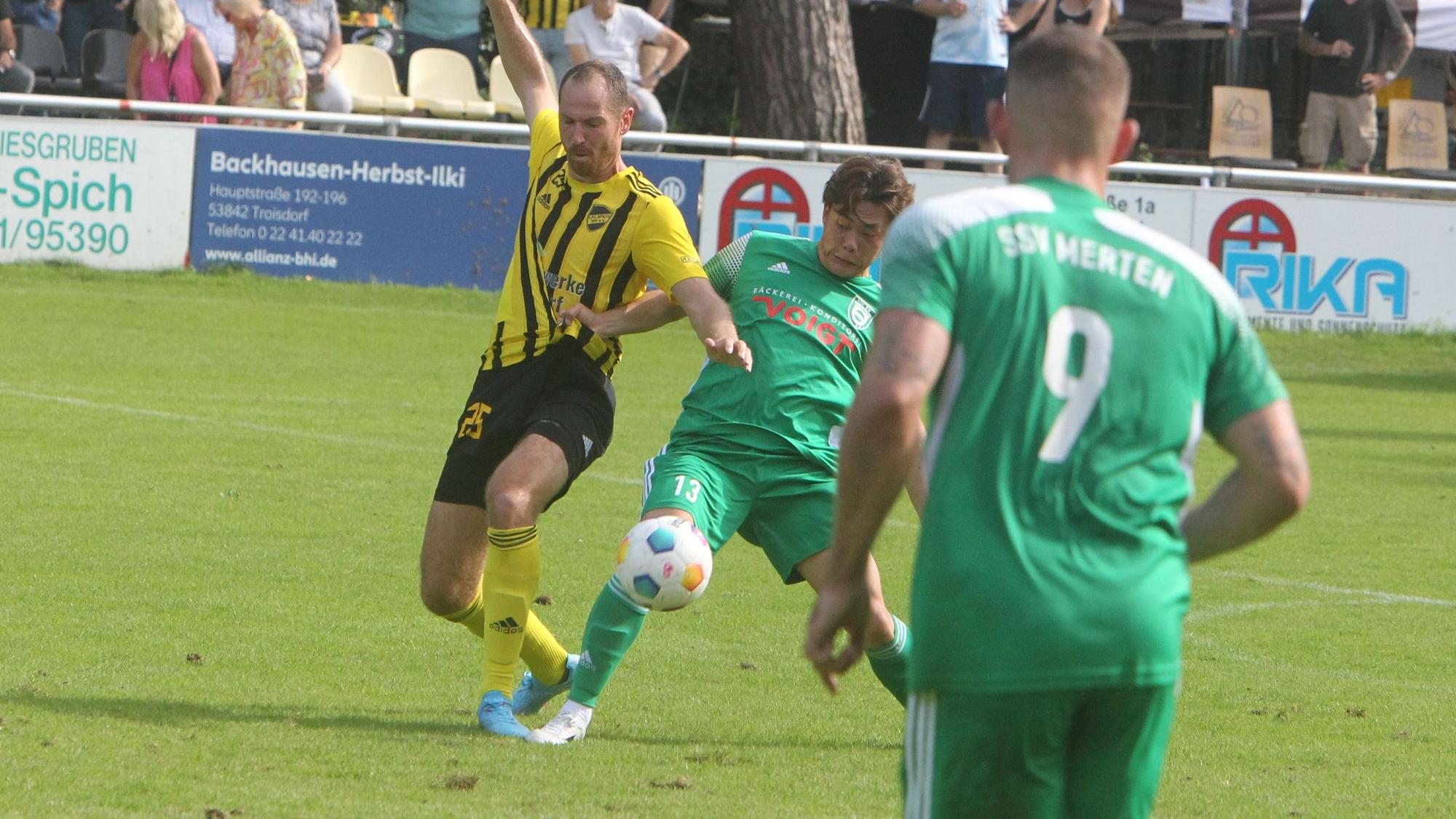 Spielertrainer Andreas Dick (links) vom 1. FC Spich