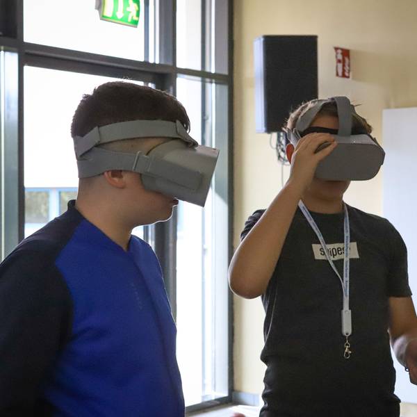 Zwei Schüler haben ein 3-D-Headset auf.