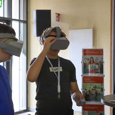 Zwei Schüler haben ein 3-D-Headset auf.