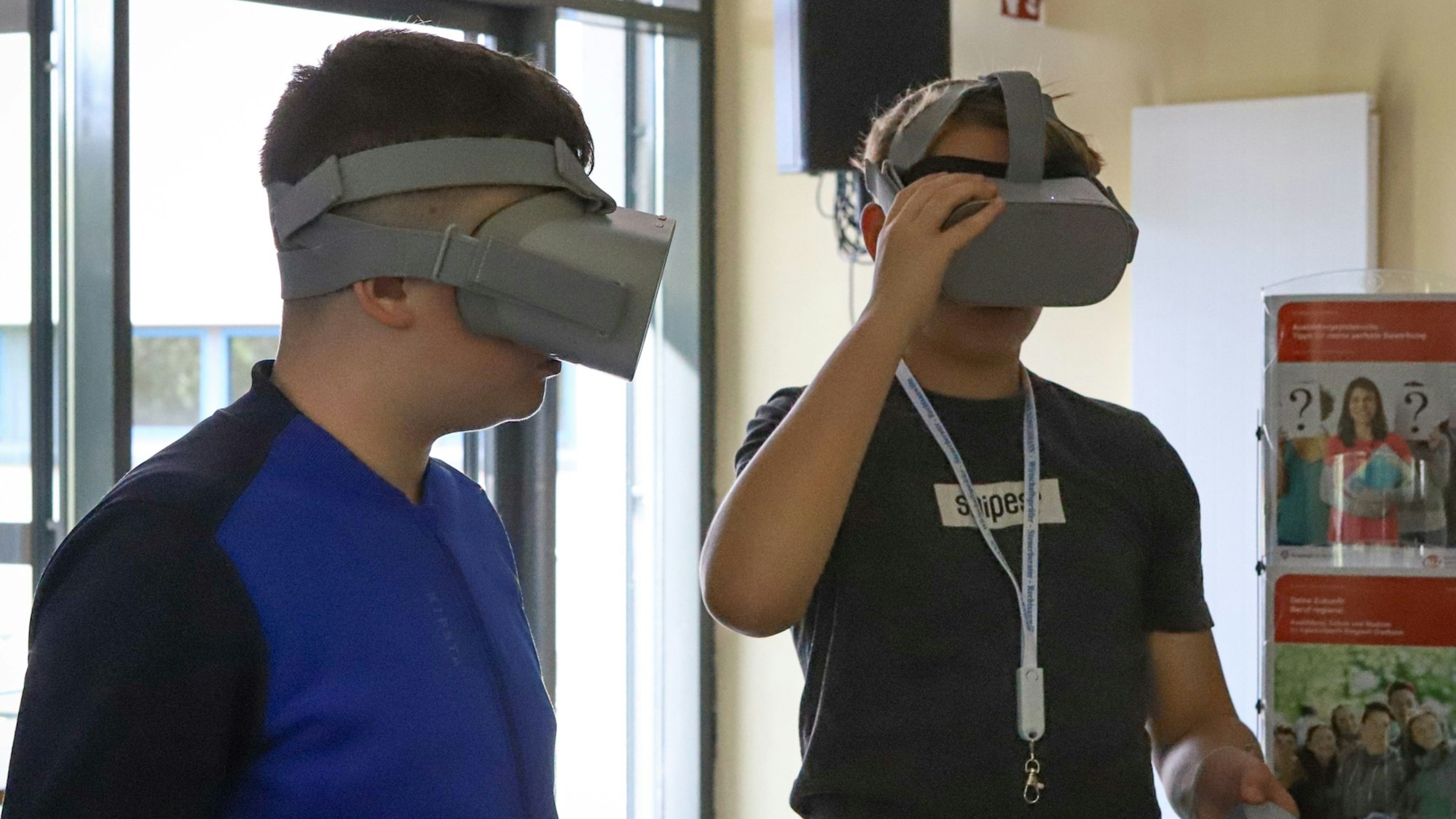 Zwei Schüler haben ein 3-D-Headset auf.