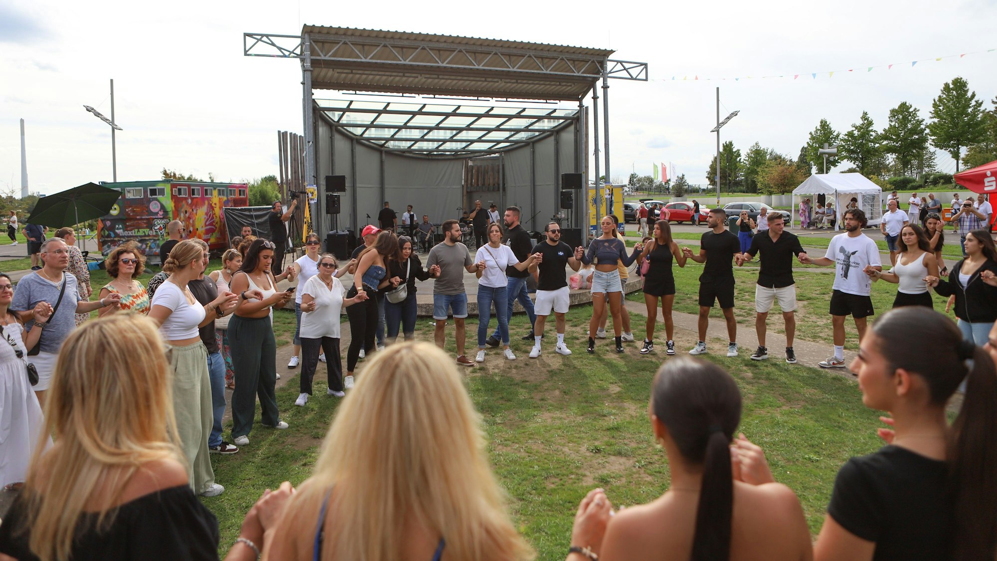 Szene vom griechischen Begegnungsfest im Neulandpark