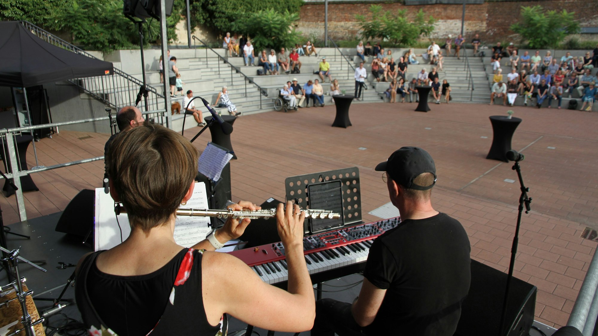 Eine Querflötistin und ein Pianist auf der Bühne