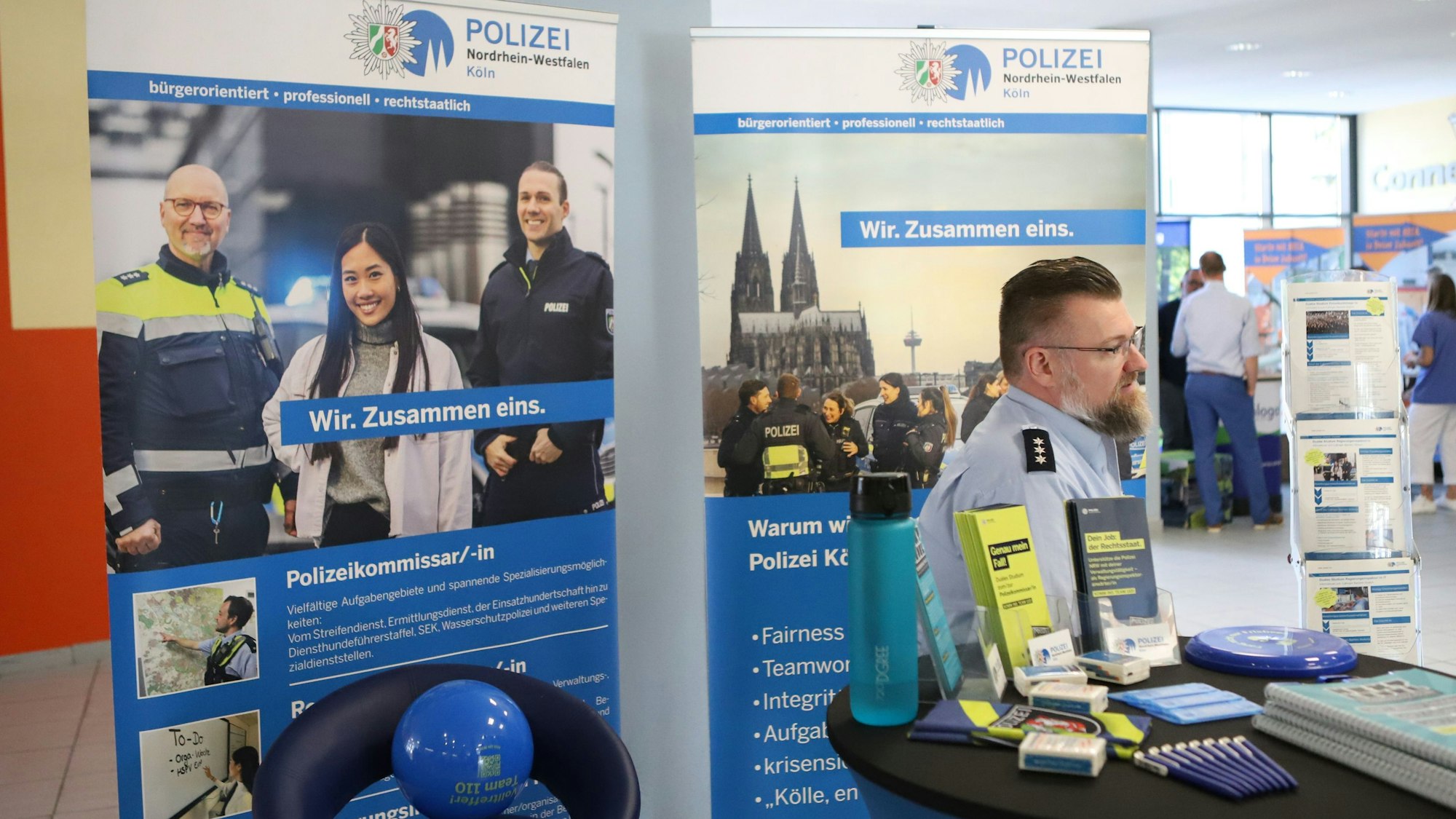 Stand der Polizei am Tag der Bewerbung im Opladener Berufskolleg