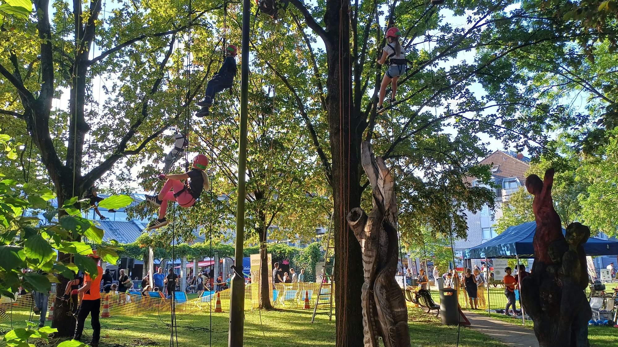 Kinder hangeln sich von Baum zu Baum am ersten Tag des Stadtfests in Leichlingen.