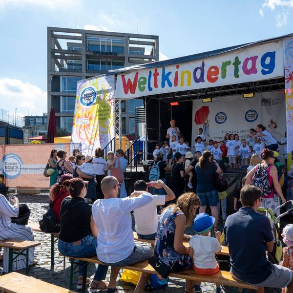 Eine Bühne im Rheinauhafen bei Sonnenschein.