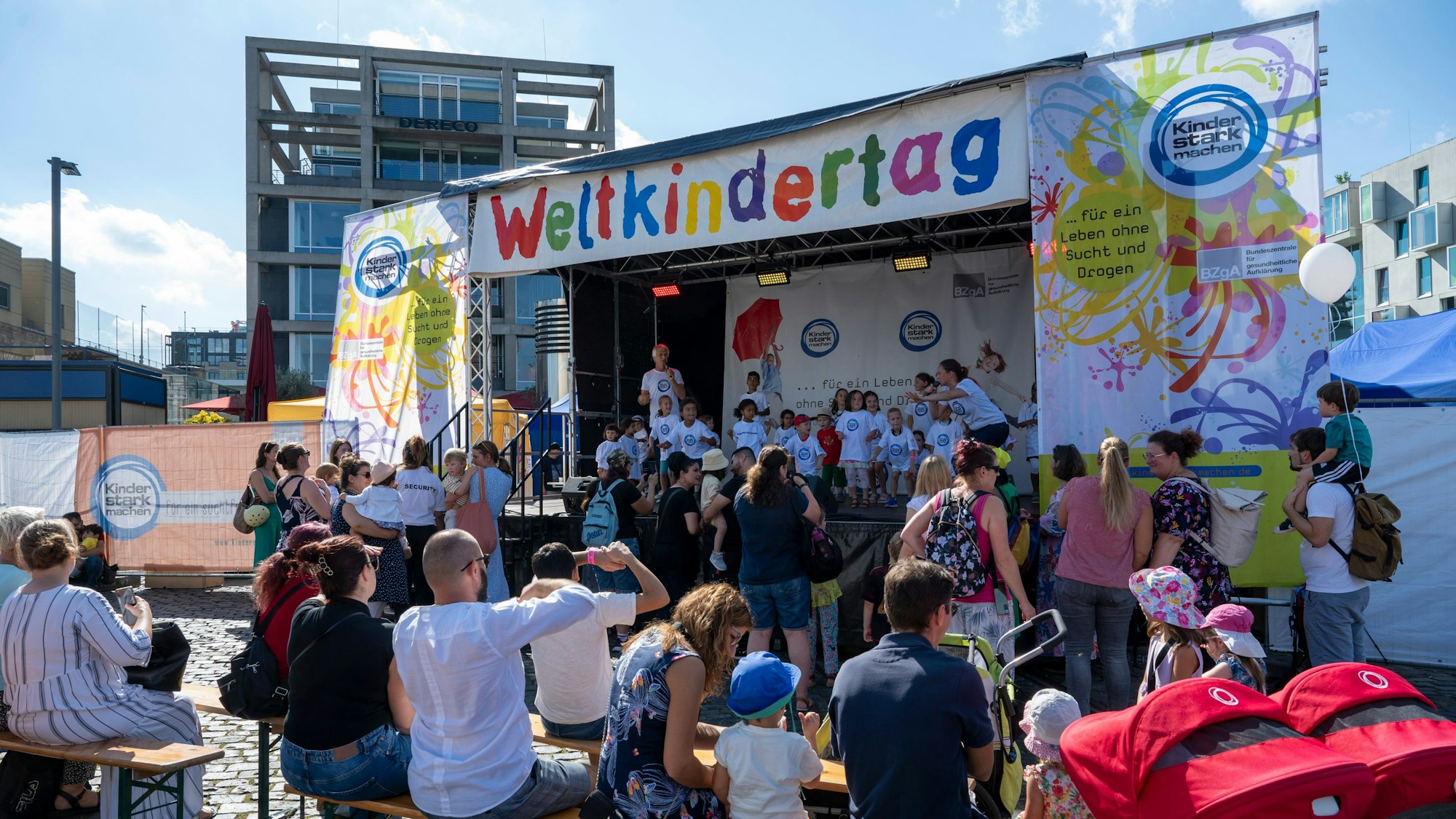 Eine Bühne im Rheinauhafen bei Sonnenschein.