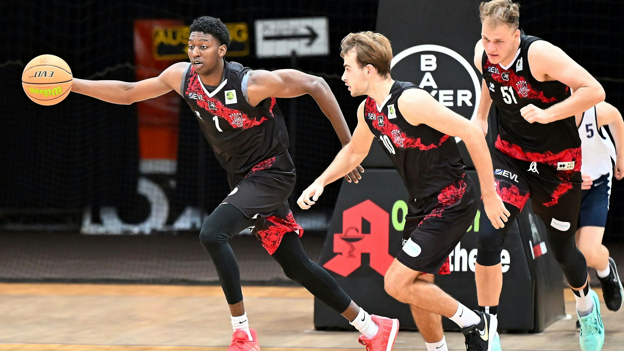 15.09.2023, Basketball-Bayer Giants-Etzella Ettelbruck
links: C.J. Oldham (Bayer)
mitte: Sebastian Brach (Bayer)
rechts: Sören-Eyke Urbansky (Bayer)
Foto: Uli Herhaus