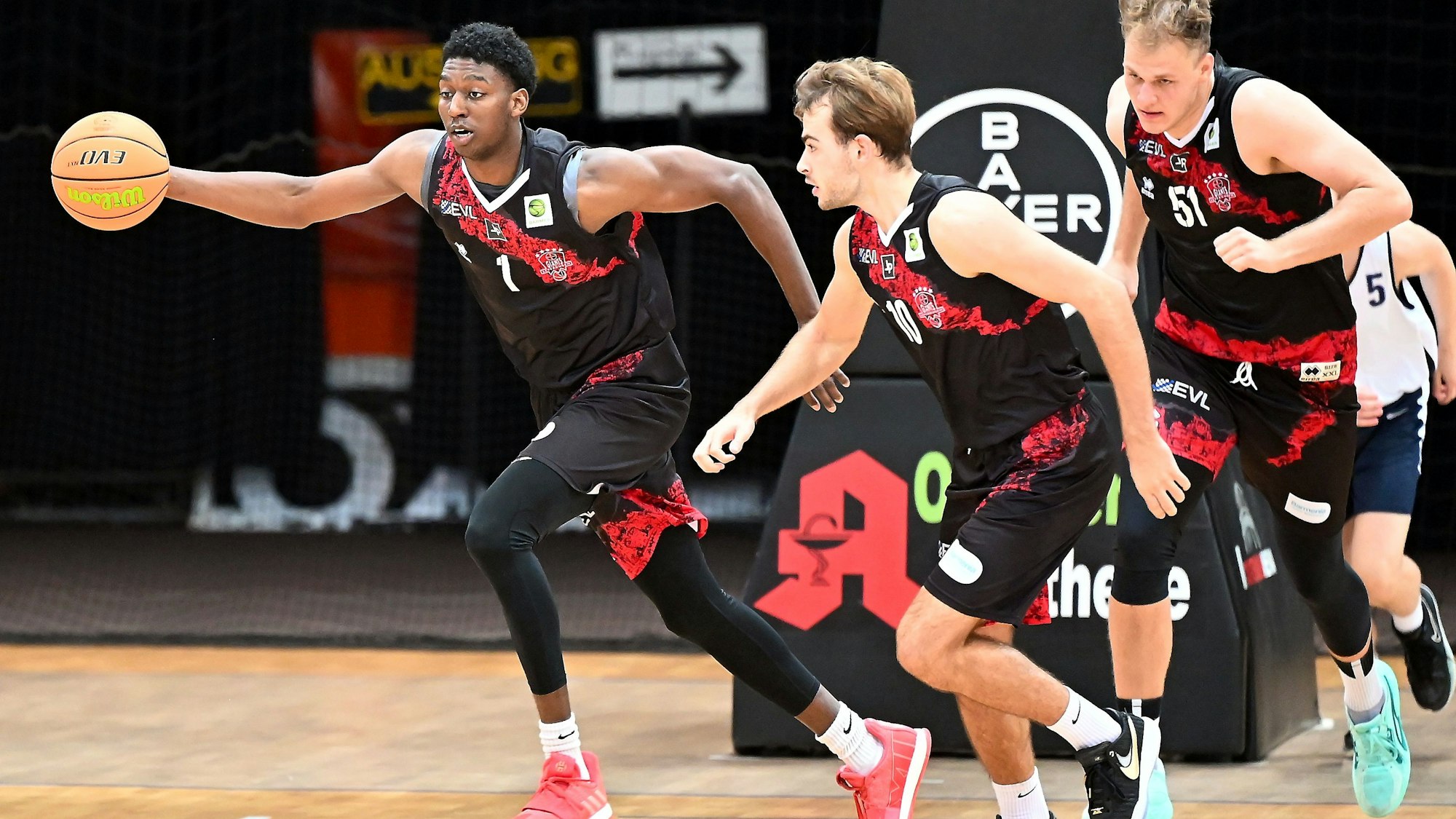 15.09.2023, Basketball-Bayer Giants-Etzella Ettelbruck
links: C.J. Oldham (Bayer)
mitte: Sebastian Brach (Bayer)
rechts: Sören-Eyke Urbansky (Bayer)
Foto: Uli Herhaus