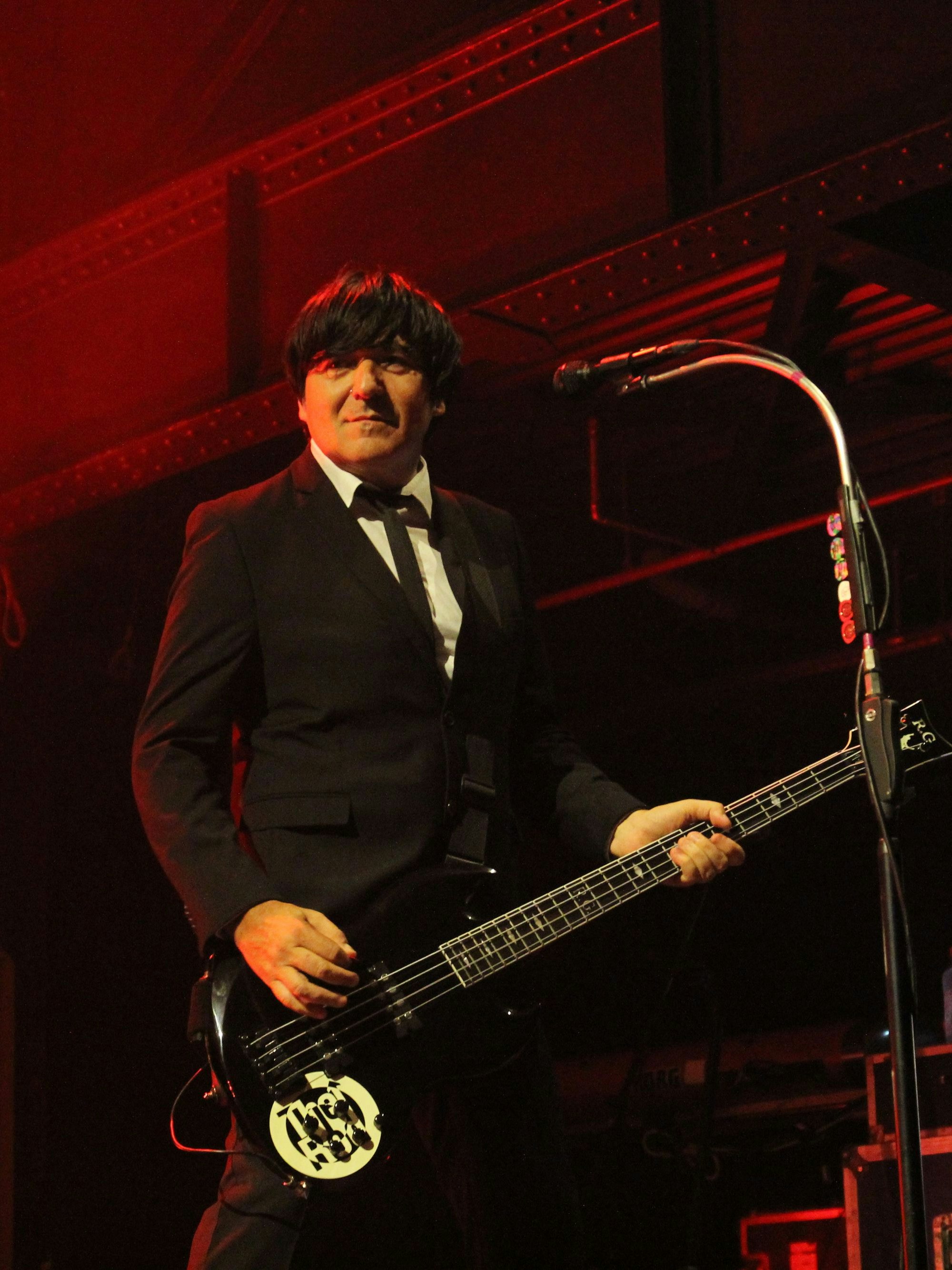 Rodrigo Gonzales im Anzug am Bass.