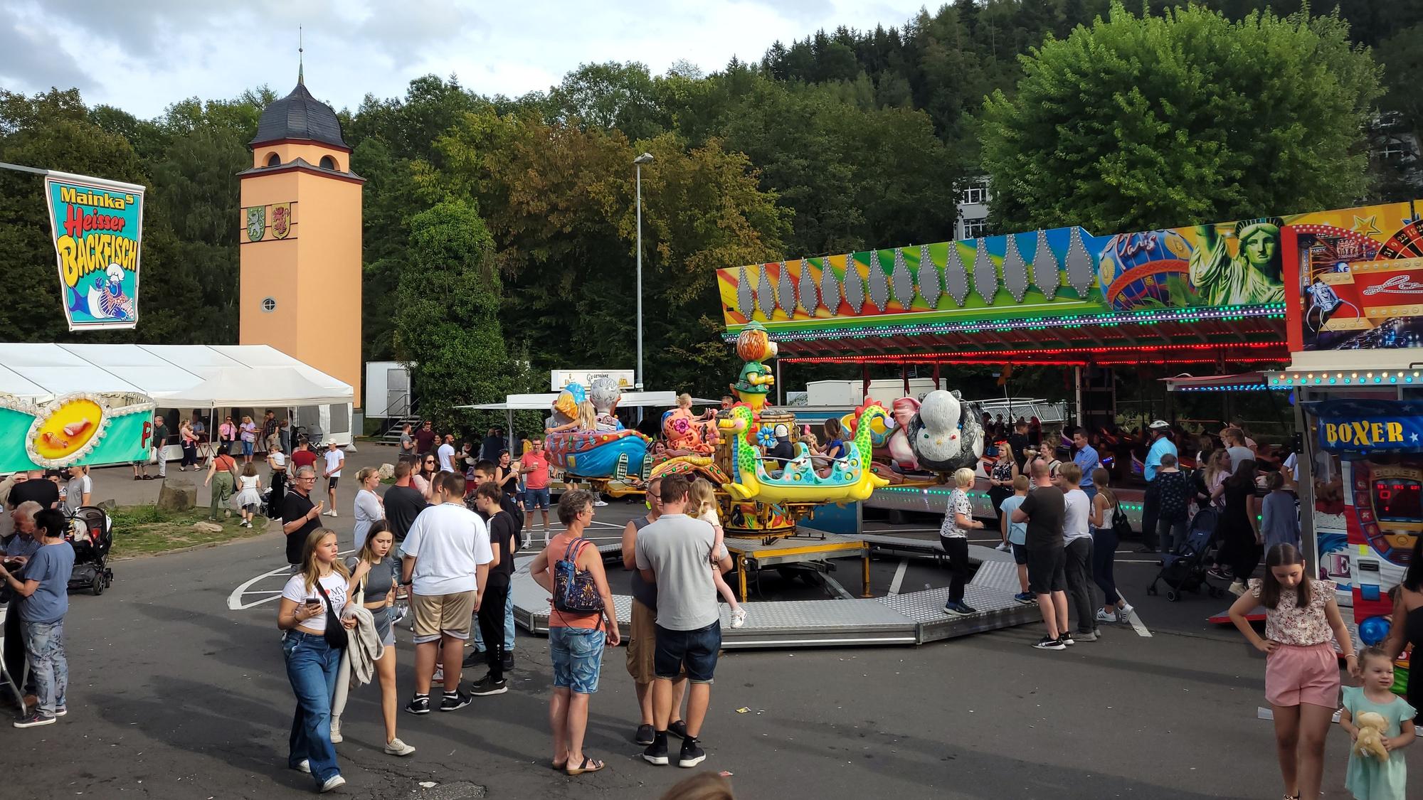 Besucher genießen die Atmosphäre auf dem Schleidener Kirmesplatz.