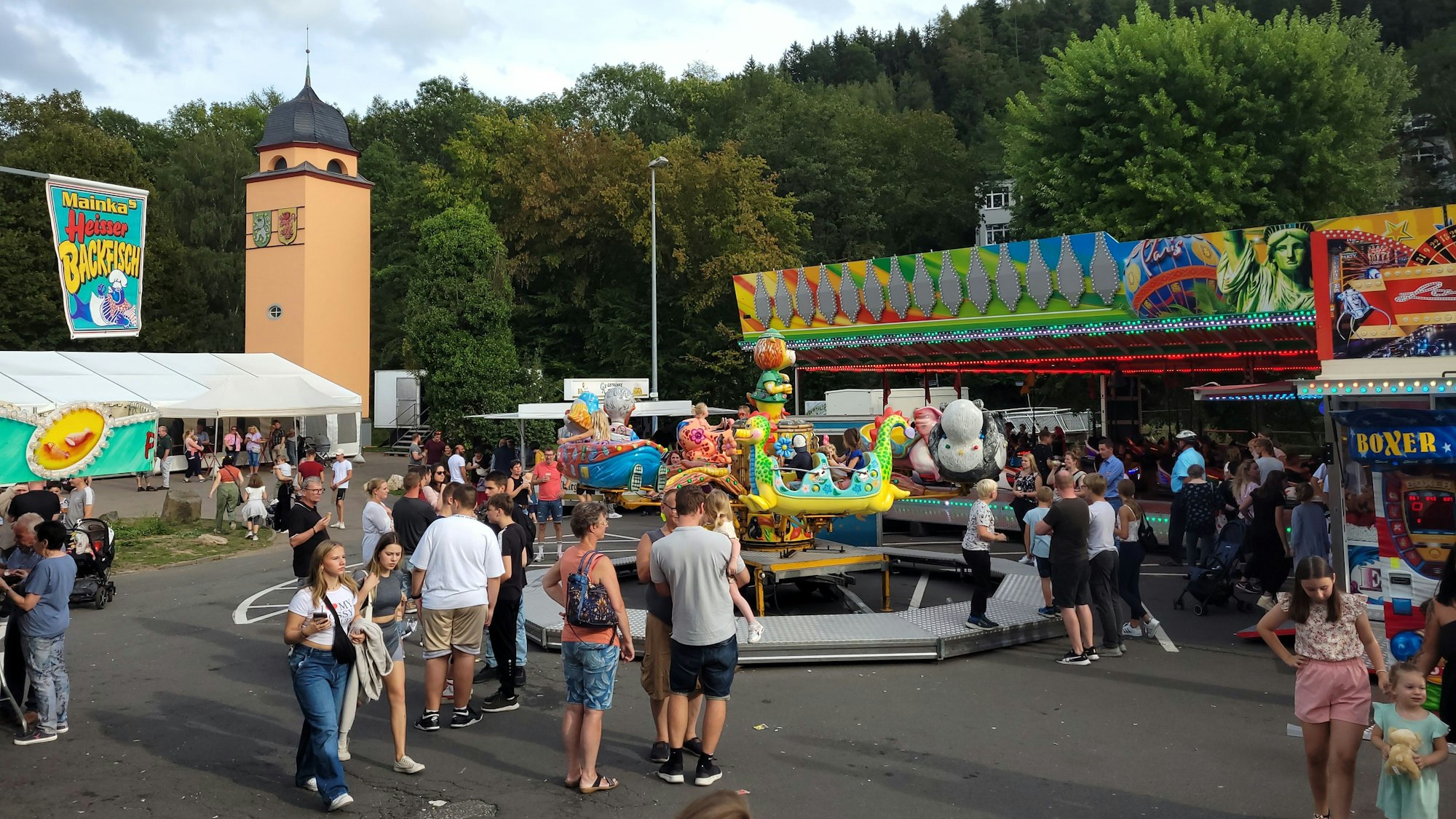 Besucher genießen die Atmosphäre auf dem Schleidener Kirmesplatz.
