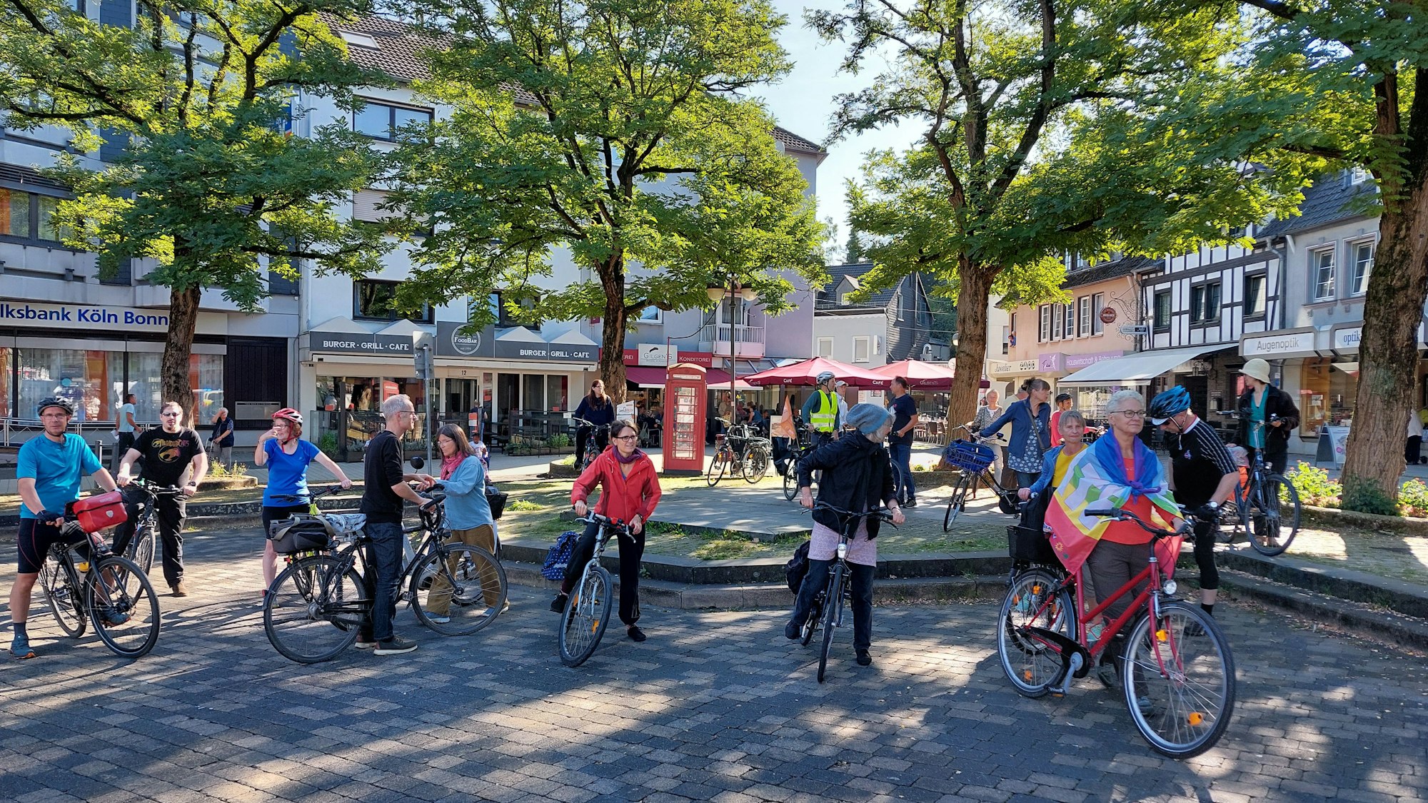 Radfahrer formieren sich auf dem Eitorfer Marktplatz zur Demo-Tour.