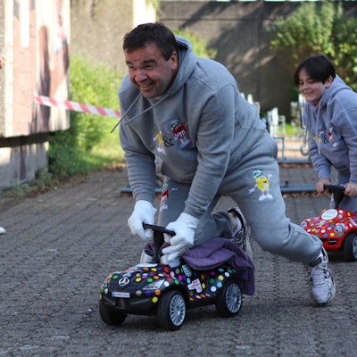 Ex-Prinz Marijo fährt auf einem Mini-Bobbycar über die Straße.