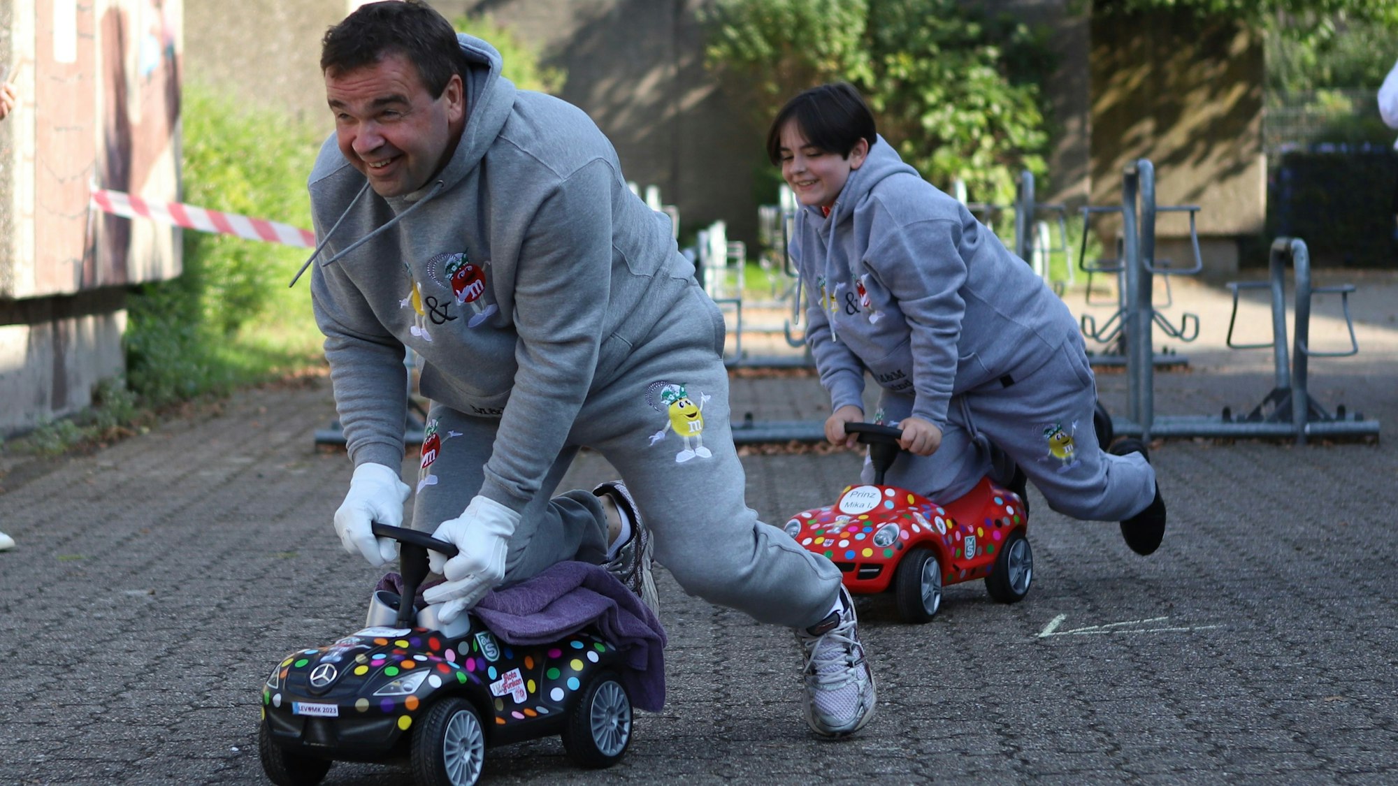 Ex-Prinz Marijo fährt auf einem Mini-Bobbycar über die Straße.