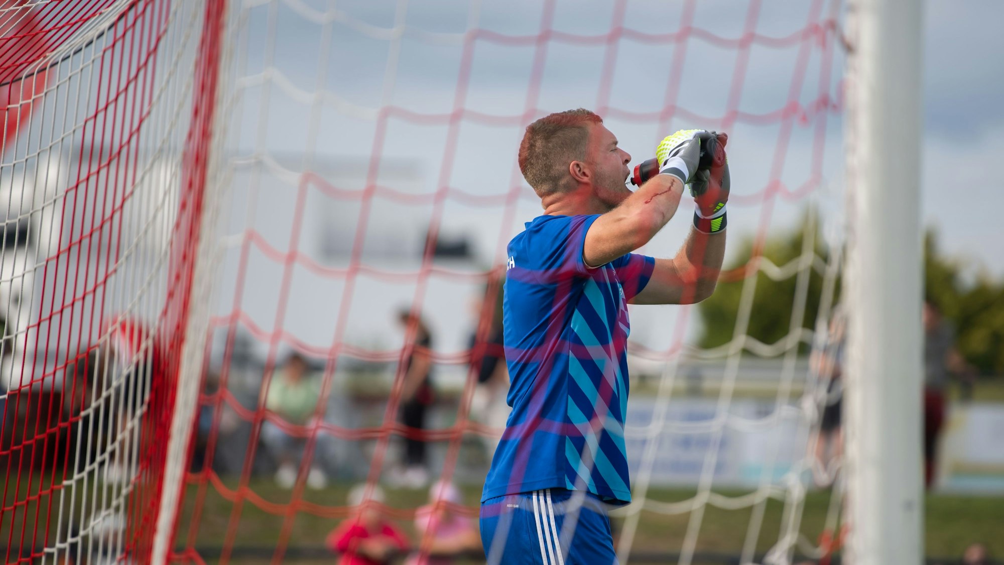 Das Bild zeigt Robin Metternich, wie er trinkt.