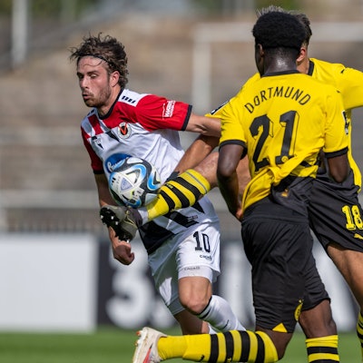 GER, 3. LIga, Borussia Dortmund U23 vs FC Viktoria Koeln, Saison 2023/24, / 16.09.2023, Stadion Rote Erde, Dortmund, GER, 3. LIga, Borussia Dortmund U23 vs FC Viktoria Koeln, Saison 2023/24, Im Bild: Antonios Papadopulos BVB U23, 18 mit dem Fuss vor David Philipp FC Viktoria Koeln, 10 *** GER, 3 LIga, Borussia Dortmund U23 vs FC Viktoria Koeln, season 2023 24, 16 09 2023, Stadion Rote Erde, Dortmund, GER, 3 LIga, Borussia Dortmund U23 vs FC Viktoria Koeln, season 2023 24, In picture Antonios Papadopulos BVB U23, 18 with foot in front of David Philipp FC Viktoria Koeln, 10 nordphotoxGmbHxx/xDenkinger nph00015