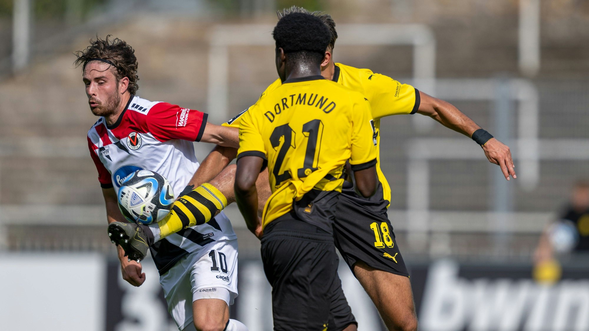 GER, 3. LIga, Borussia Dortmund U23 vs FC Viktoria Koeln, Saison 2023/24, / 16.09.2023, Stadion Rote Erde, Dortmund, GER, 3. LIga, Borussia Dortmund U23 vs FC Viktoria Koeln, Saison 2023/24, Im Bild: Antonios Papadopulos BVB U23, 18 mit dem Fuss vor David Philipp FC Viktoria Koeln, 10 *** GER, 3 LIga, Borussia Dortmund U23 vs FC Viktoria Koeln, season 2023 24, 16 09 2023, Stadion Rote Erde, Dortmund, GER, 3 LIga, Borussia Dortmund U23 vs FC Viktoria Koeln, season 2023 24, In picture Antonios Papadopulos BVB U23, 18 with foot in front of David Philipp FC Viktoria Koeln, 10 nordphotoxGmbHxx/xDenkinger nph00015