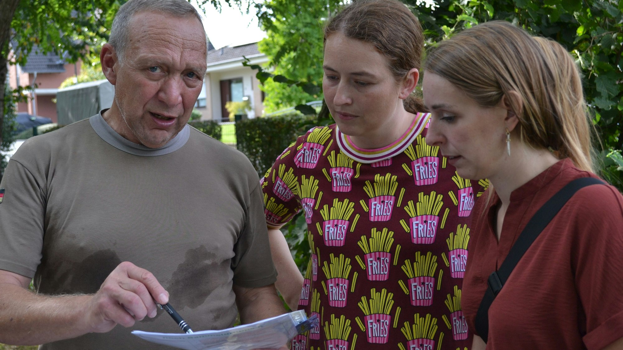 Joachim W. Bohn erläutert zwei jungen Damen den Einsatzplan.
