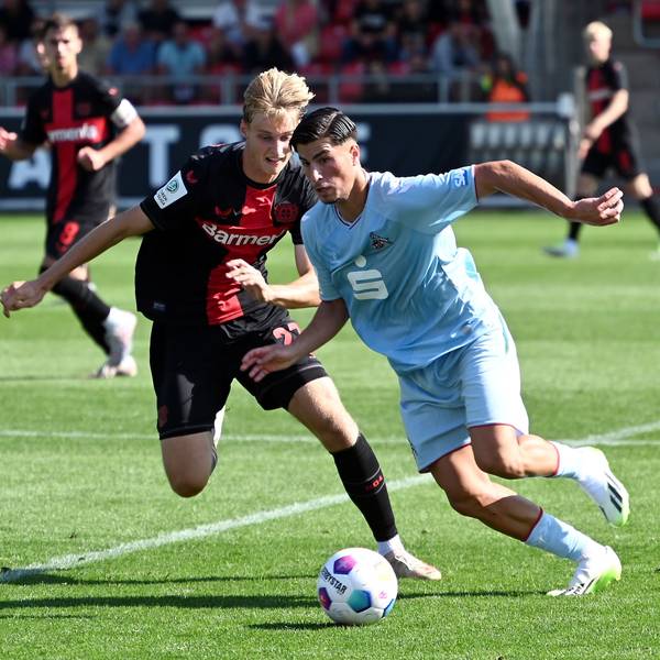 16.09.2023, Fussball-U19-Bayer 04 Leverkusen-1.FC köln
links: Filip Milojevic (Bayer)
rechts: Arda Süne (Köln)
Foto: Uli Herhaus