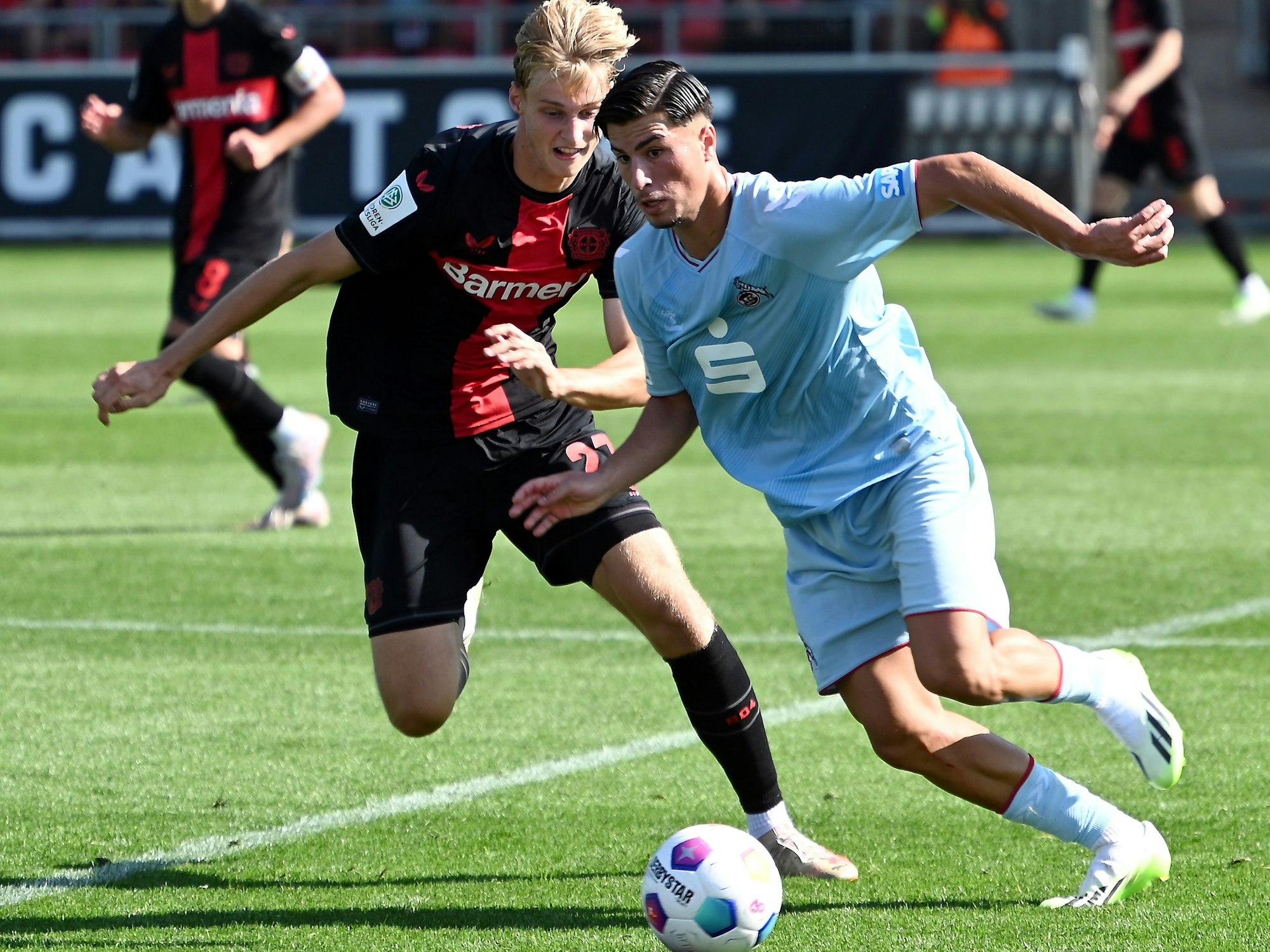 16.09.2023, Fussball-U19-Bayer 04 Leverkusen-1.FC köln
links: Filip Milojevic (Bayer)
rechts: Arda Süne (Köln)
Foto: Uli Herhaus