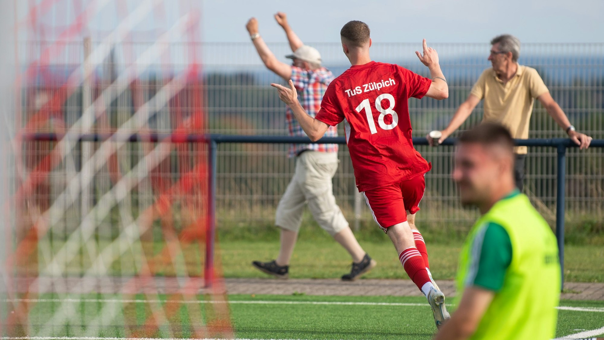 Das Bild zeigt Dominik Spies, wie er nach dem 1:0 jubelnd abdreht.
