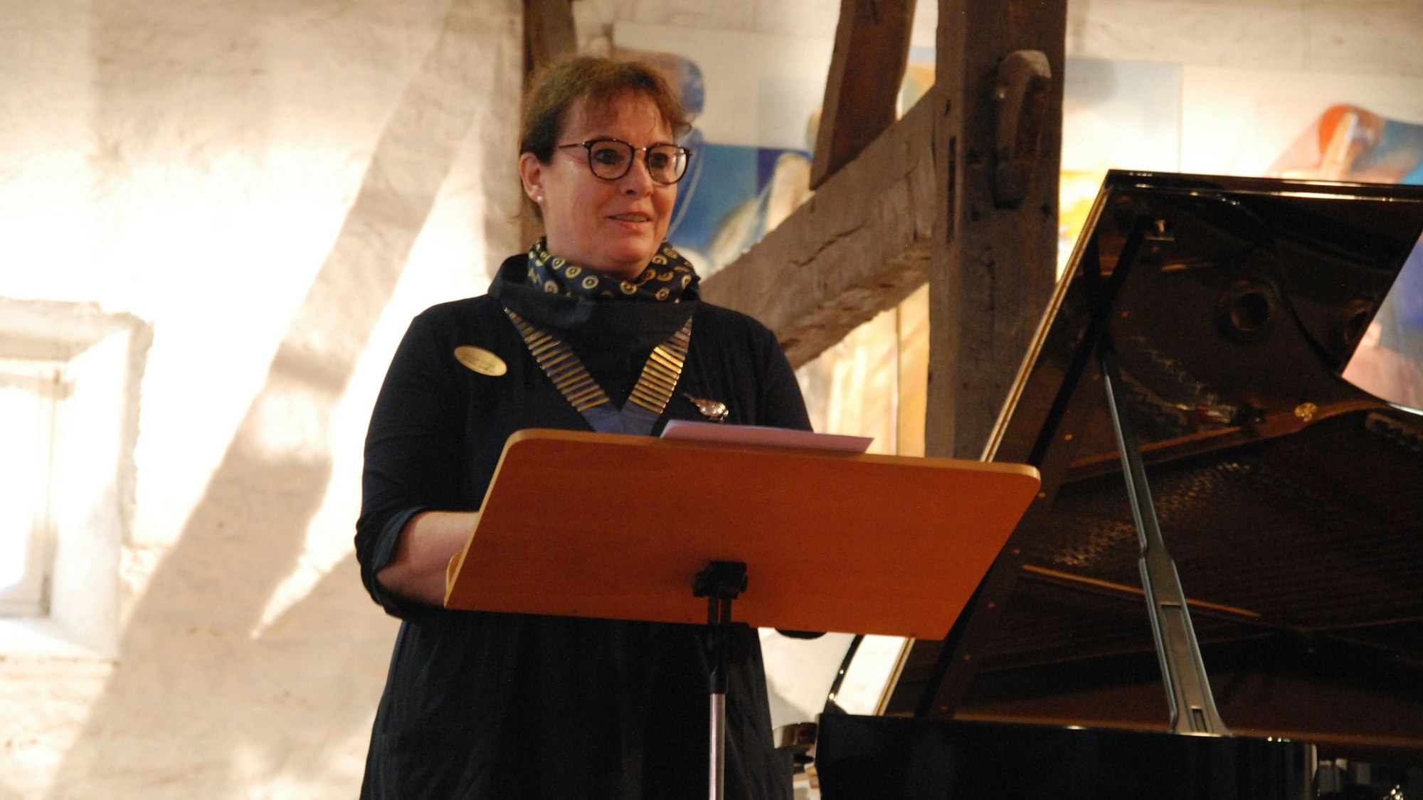 Juliane B. Vetter steht am Rednerpult.