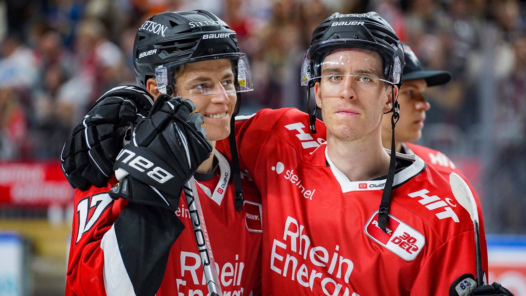 Die Kölner Jan Luca Sennhenn (l.) und Gregor MacLeod freuen sich über den hart erkämpften Sieg gegen den ERC Ingolstadt.