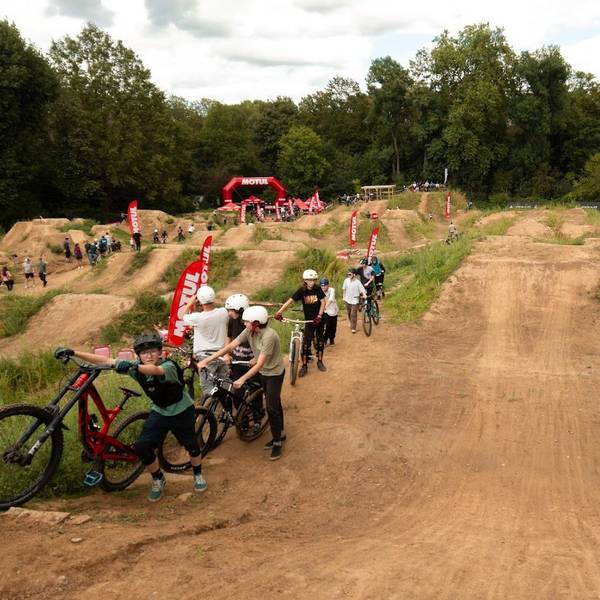 Ein BMX-Fahrer springt über eine Rampe.