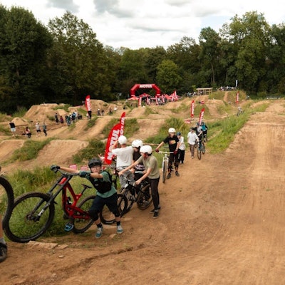 Ein BMX-Fahrer springt über eine Rampe.