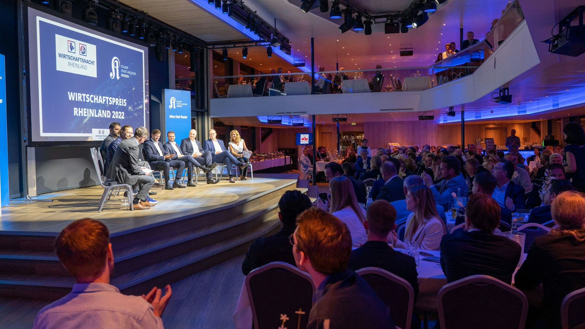 Wirtschaftsnacht Rheinland 2022: Unternehmensvertreter, Redner und Gäste genießen das Get-Together am im September auf der MS Rheingalaxie.