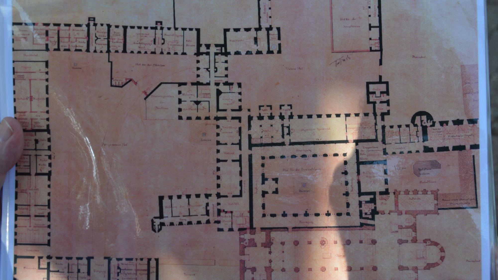 Ein Plan von 1825 zeigt die Grundrisse der Gebäude und die Zisternen.