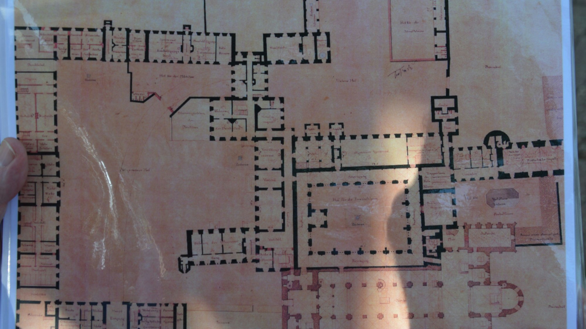 Ein Plan von 1825 zeigt die Grundrisse der Gebäude und die Zisternen.