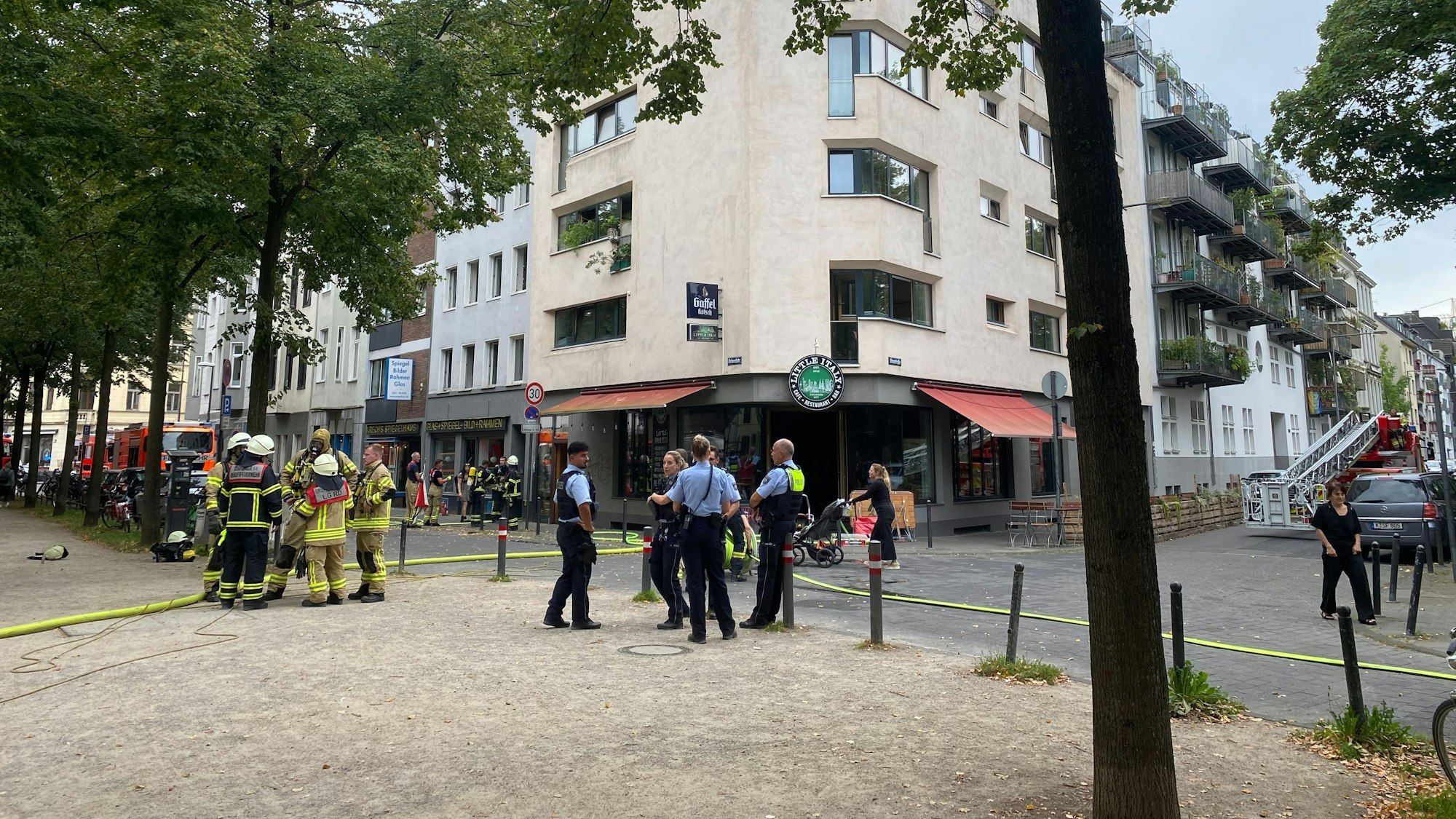Die Kölner Feuerwehr im Einsatz in der Rolandstraße in der Südstadt