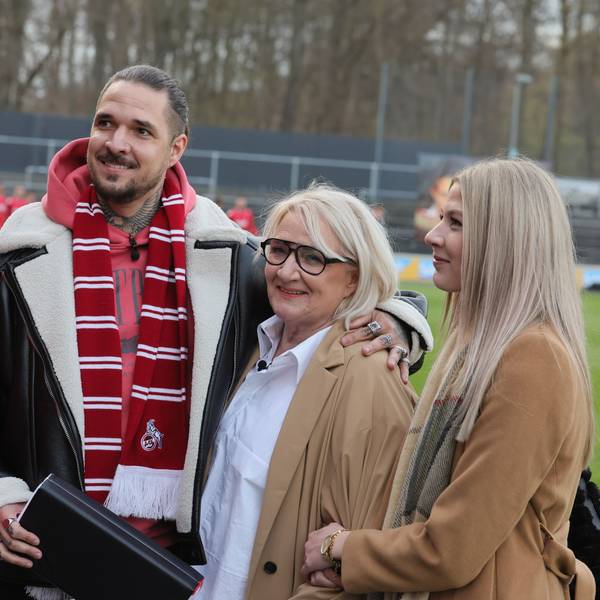 Zico Banach schaute zusammen mit seiner Mutter Claudia beim Gedächtnisspiel für seinen verstorbenen Vater Maurice Banach im März 2023 im Franz-Krämer-Stadion vorbei.