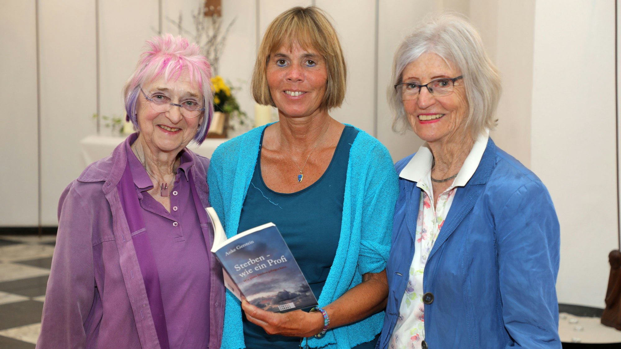Anke Gerstein (M.) liest aus „Sterben wie ein Profi“, mit dabei: Monika Kampmann und Ingrid Ittel-Fernau.