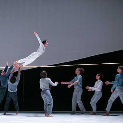 Made of Space
GN | MC / Guy Nader & Maria Campos
Choreografie: Guy Nader & Maria Campos
Idee, Konzept & Bühne / Choreografie: Guy Nader • Maria Campos
Kreation & Performance: Alex de Vries • Anamaria Klajnšček • Héctor Plaza • Maria Campos • Maxime Smeets • Noé Ferey • Patricia Hastewell
Musikkomposition: Miguel Marín
Live-Musik: Daniel Munarriz • Joan Pérez-Villegas
Lichtdesign: Conchita Pons
Kostüme: Gabriela Lotaif
Foto: Alfred Mauve